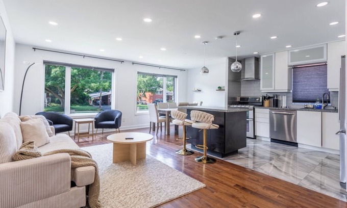 Burlington House | Luxurious. BBQ. Pool & Splash Park. 1hr to Niagara & TO. 20 mins Lion Safari.