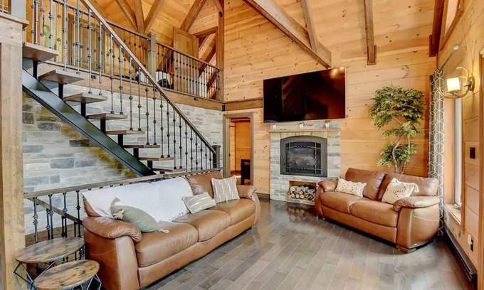 Saint-Calixte Ski Chalet | Luxurious chalet featuring a jacuzzi, pool, small lake, sauna and pool table.