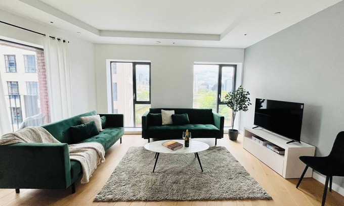 Canning Town South Apartment | Luxurious City Island Apartment - Amazing Views