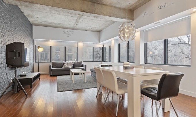 Plateau Mont Royal Condo | Luxurious Condo ✓ ❤️ of Montreal ✓ Free parking ✓ Subway across the street!