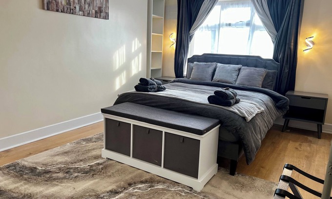 Feltham North House | Luxurious Cozy 4-Bedroom Home near LHR