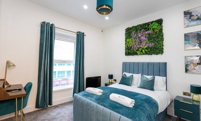 Bolton Apartment | Luxurious Duplex in Bolton – Sleeps 6 – Parking