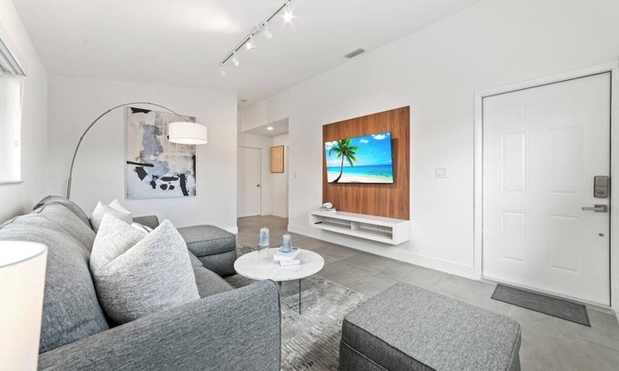 Hialeah House | Luxurious Family Escape
