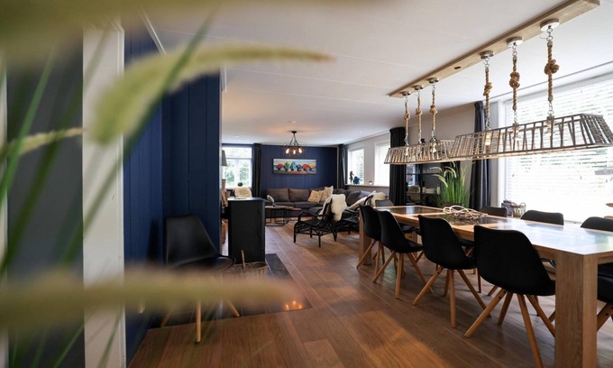 Sint Maartensvlotbrug House | Luxurious group accommodation for 11 people, de Hofstee farm, WLAN