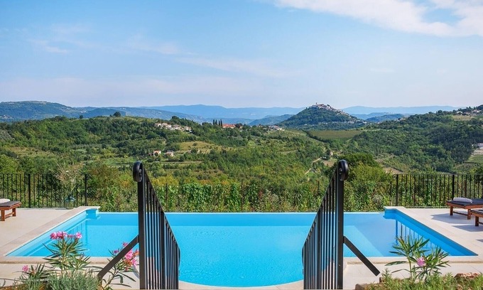 Rakotule House | Luxurious home in Karojba