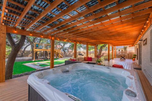 Wetmore House | Luxurious Home With Hot Tub & Tree Deck By 6flags