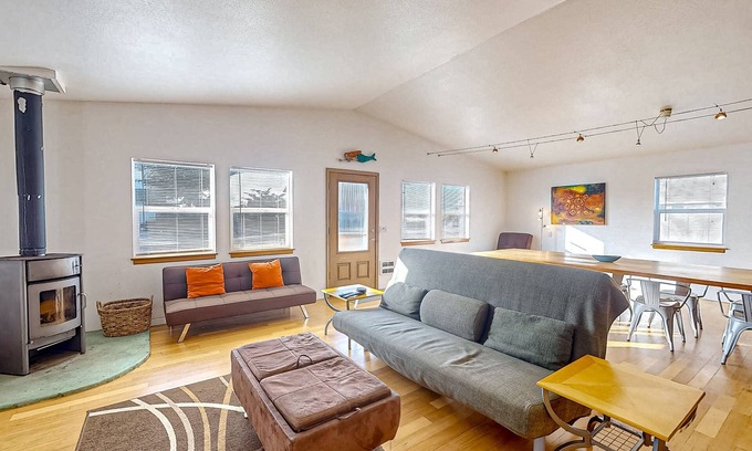 Bandon House | Luxurious house w/great room, woodstove & beach nearby - dogs OK