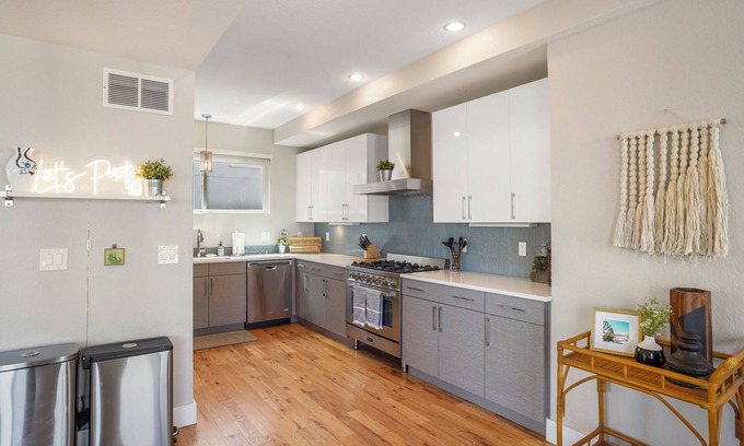 Sun Valley House | Luxurious Modern 3 Bedroom Sloan's Lake Home with Rooftop Hot Tubnn
