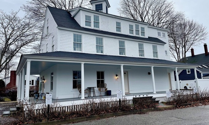 Kennebunkport Hotel | Luxurious Modern Prime location Kennebunk Cottage