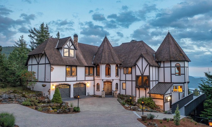 Eastsound Apartment | Luxurious Mountaintop Retreat with Stunning Views