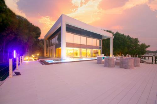 Abu Dhabi Villa | Luxurious Overwater Villa Escape on Nurai Island