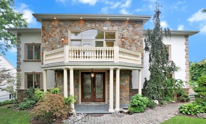 Teaneck House | Luxurious Private 6 bed Home 15 minutes from NYC
