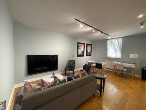 Braintree Apartment | Luxurious Private One Bedroom Apartment in Braintree with Free Parking Near City Centre with Sky TV