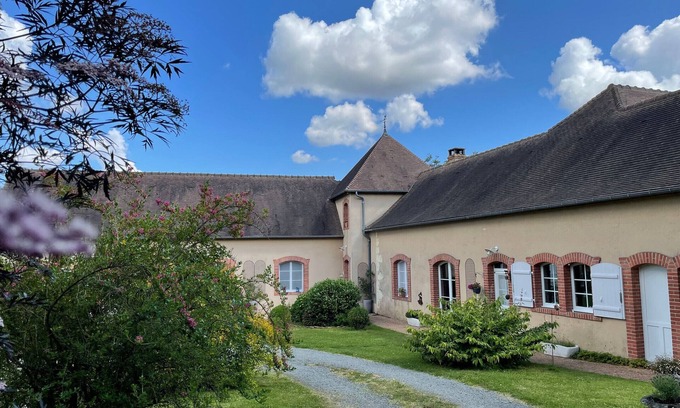 Montreuil-le-Henri Bed & Breakfast | Luxurious Retreat: Private Suite with Pool, Garden, and Exclusive Dining Experience