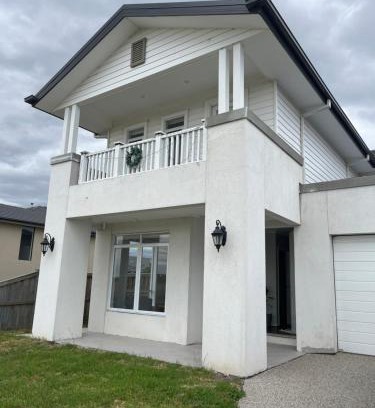 Wollert Bed & Breakfast | Luxurious room stay- 25 min to Melbourne Airport and next to Hume Freeway