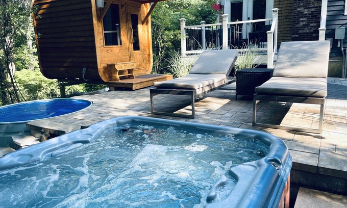 Durham House | Luxurious Spa Suite with Jacuzzi, Outdoor Sauna, Plunge Pool and Steam-bath