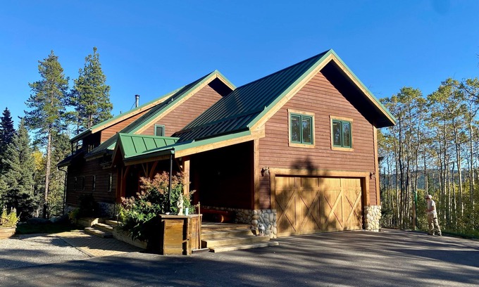 Bragg Creek House | Luxurious & Spacious home on 8 acres with 4-bedrooms +Office, 45min from Calgary