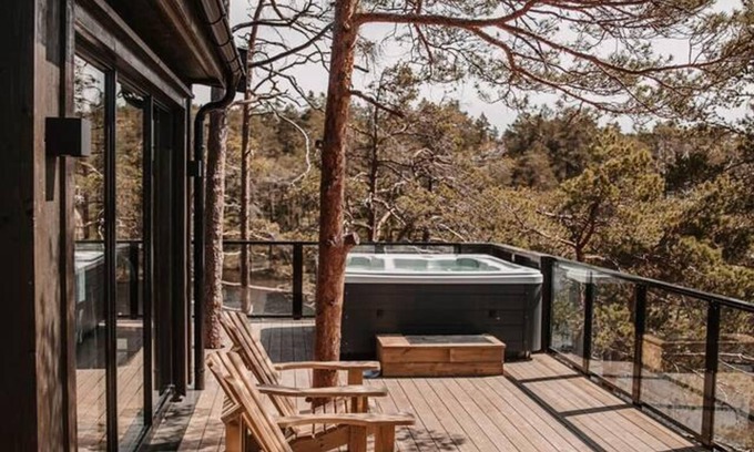 Iveland Cabin | Luxurious Tree Top Cabin by the Lake