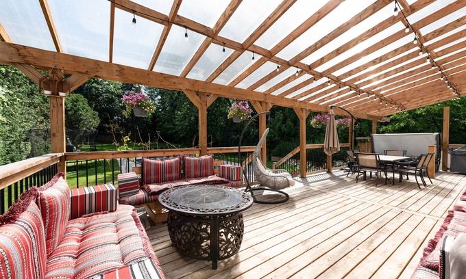 Clarkson-Lorne Park Villa | Luxurious Villa w/hot tub, fire pit, sauna and more!