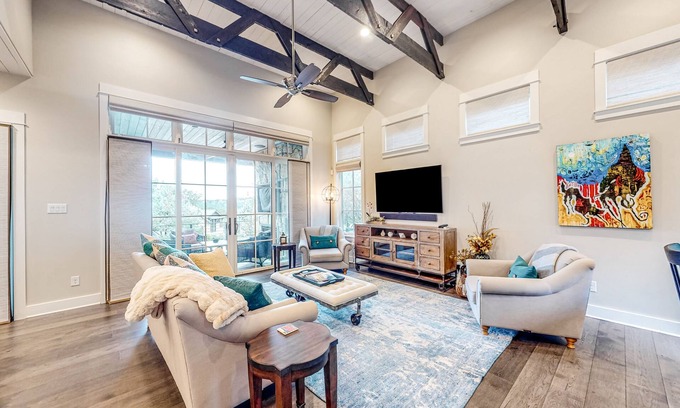 Spicewood Villa | Luxurious villa with outdoor TV lounge, kitchen & alfresco dining space