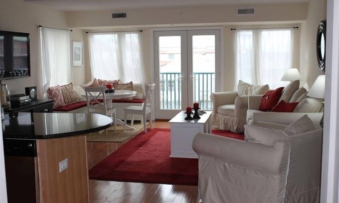 Dewey Beach Condo | Luxury 1 bed/2 bath in the heart of Dewey!