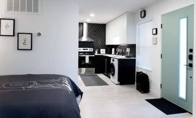 Travis Heights Apartment | Luxury 1BD studio SoCo/Downtown & Walking Trails