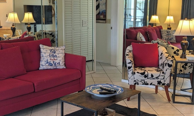 Lutz Condo | Luxury 1BR King Condo, Private Lanai, Pet-Friendly - Clothing Optional