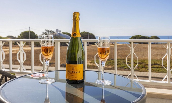 Albufeira Apartment | Luxury 2 bedrooms Apartment with frontline Sea Views Close to Beaches