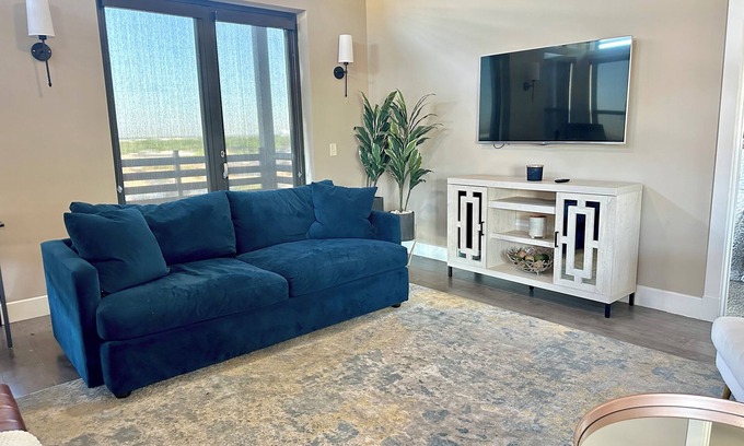 Addison Condo | Luxury 2-bdrm Penthouse in Addison