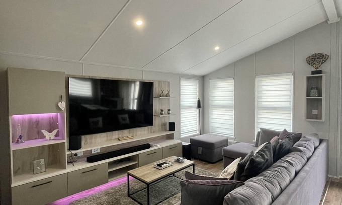 Camber Cabin | Luxury 2-Bed Lodge, Sleeps 6 in Camber Sands