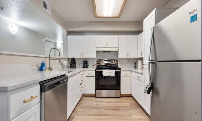 Tempe Apartment | Luxury 2B2B Tempe Free Parking and Arcade!
