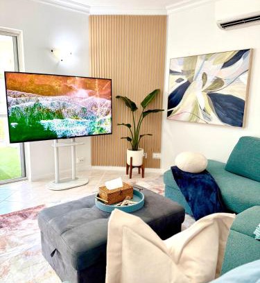 Cairns North Apartment | Luxury 2Bed 2bath Poolview apartment with Lift and 4pools