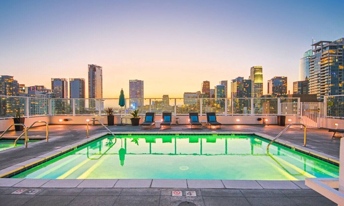 Historic Core Apartment | Luxury 2BR in DTLA w/Jacuzzi & Rooftop Views