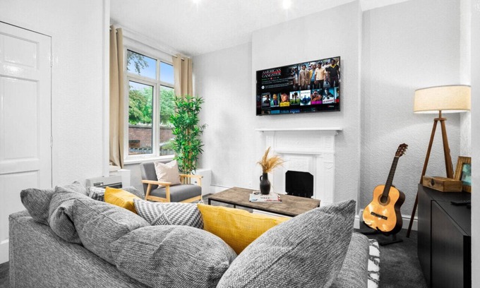 Birmingham House | Luxury 3 Bed House with Garden & Parking