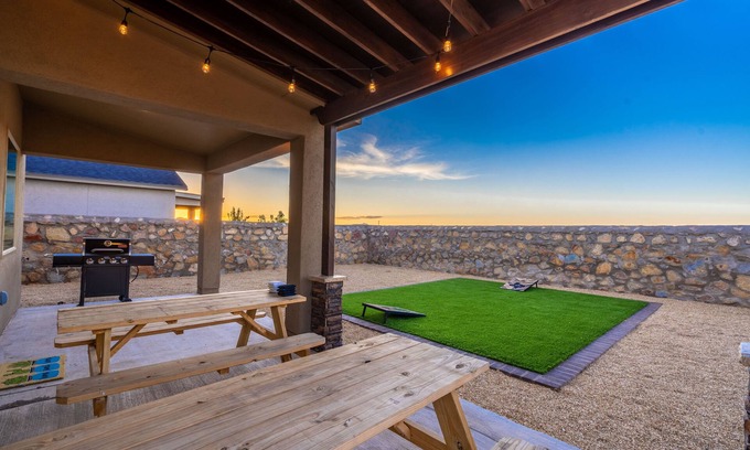 Biggs Field House | Luxury 3 Bedroom House with Upgraded Showers