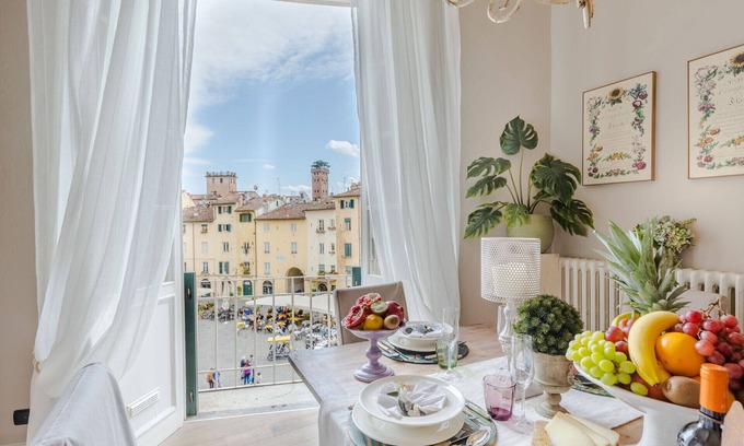 Lucca Historical Center Apartment | Luxury 3 bedrooms Apartment Amazing Views over the Amphiteatre Square inside the Walls of Lucca