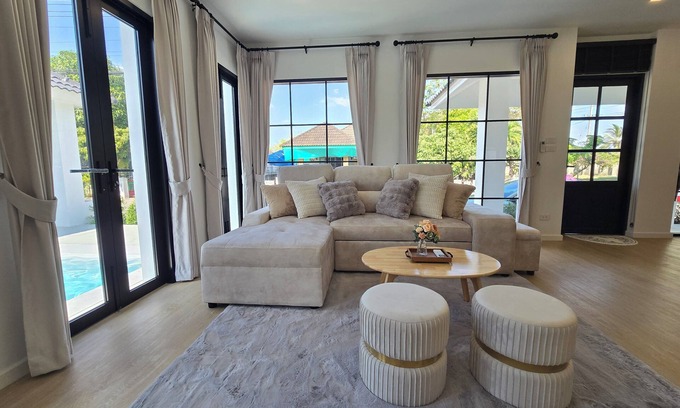San Phak Wan House | Luxury 3-bedrooms family pool villa with AC and WiFi in good location Hangdong