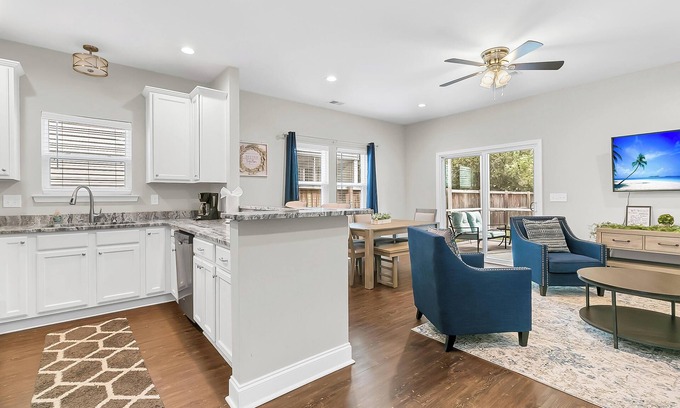 Lincolnville House | Luxury 3 BR 2 BA near charming downtown Summerville, for retreats and getaways