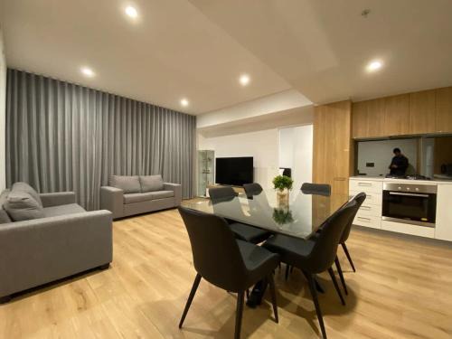 Adelaide Central Business District Apartment | Luxury 3 BR Apt with Pool-Gym-Sauna-Steam Room
