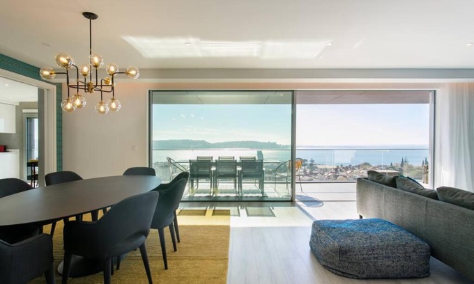 Alges Apartment | Luxury 4 bedr Flat w/PANORAMIC Views & Pool!