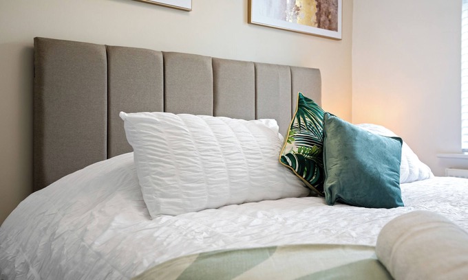 Horley House | Luxury 4 Bedroom,3 Bathroom House Long term stays Driveway Garden-Gatwick Horley