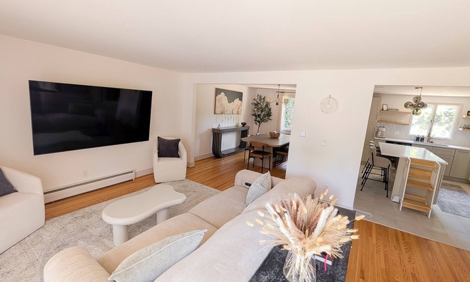 Williamsville House | Luxury 4-bedroom house with AC/Heat in Buffalo