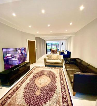 Finchley Church End House | Luxury 5 bedroom home with private car park in London