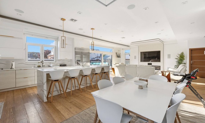 Alden Manor House | Luxury 5BR Smart Home Near JFK with Gym, Theater & BBQ