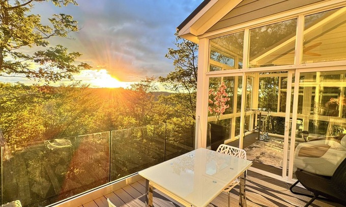 Hidden Valley House | Luxury 7-bdr Mountain Top Home w/HotTub & GameRoom & Fireplace- Few Steps to SKI