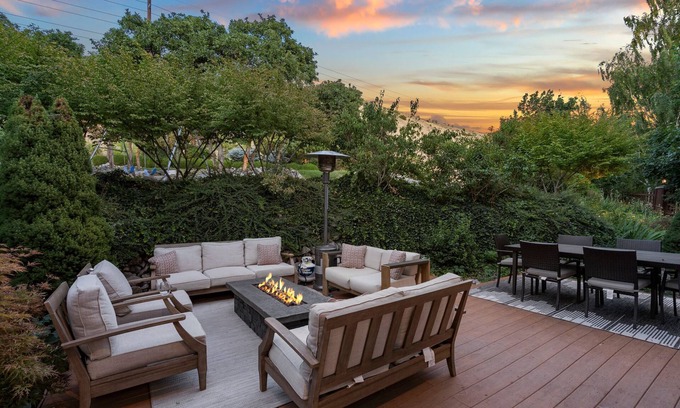 Orem House | Luxury 7000 SQFT, Sleeps 20 - Bball, VBall, 1 acre