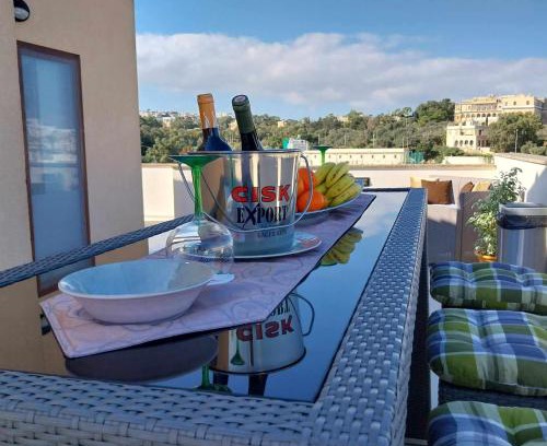 Swieqi Apartment | Luxury 9 person Holiday Home a walk to Paceville's nightlife