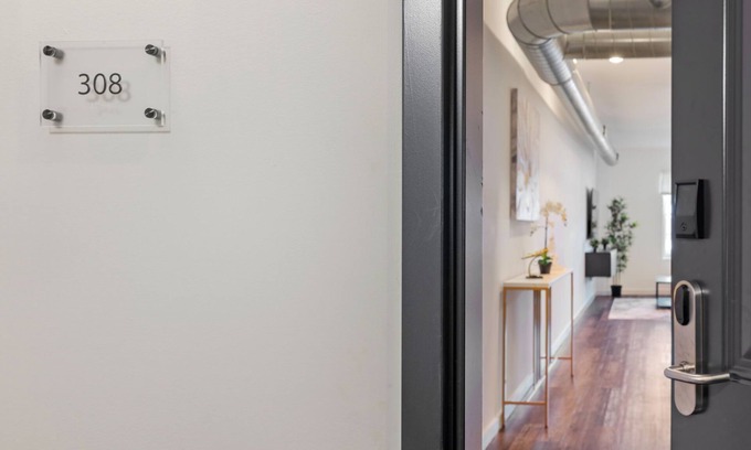 Pittsburgh Apartment | Luxury Apartment Near Stadium and Downtown