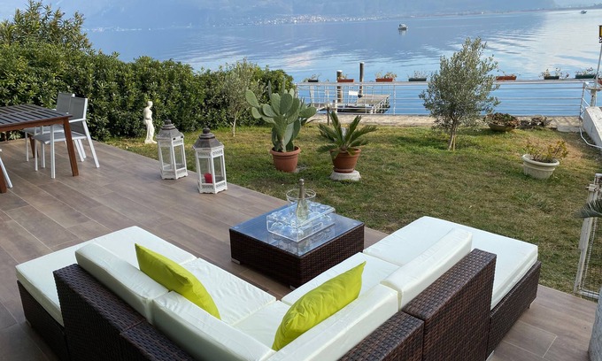 Predore House | Luxury Apartment on the Lake with private garden