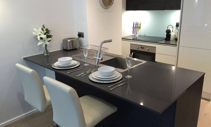 Mortlake Apartment | *LUXURY APARTMENT* with PRIVATE PARKING LONDON- HEATHROW